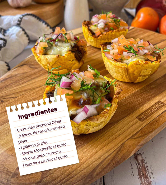 Canasta de plátano, carne desmechada y julianas de res
